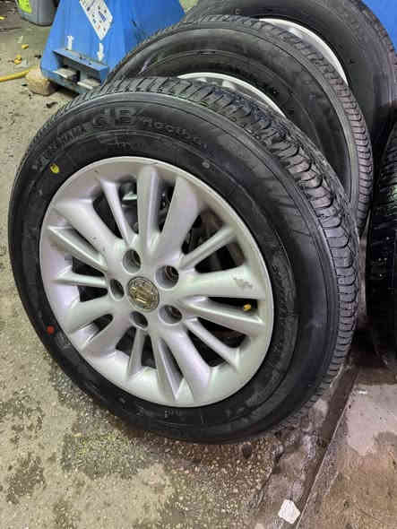 تخم وياله شاهينه حجم ١٦  جدد وبيهن تخم تايرات جدد السعر ٤٠٠ مكاني النجف ***********
