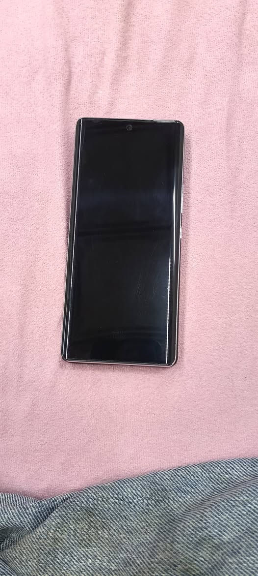 الجهاز نضيف وكفالة من اي عطل لامفتوح ولامصلح ضمان فقط اضهر مكسور وحاطله تغليف باقي كله مابي شي سعره 175 رام 12 ذاكرة 256 كامرات جداً قوية عنواني ابي الخصيب عويسان  ***********
