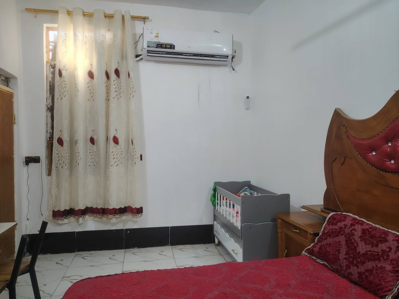 اسلام عليكم بيت طابقين للبيع المساحه 100متر المكان كربلاء طريق حله كربلاء قرب شركه الرنا يبعد عن الامام 4كيلو يتكون الطابق الاول غرفه وصاله ومطبخ وستقبال حمام داخلي وحمام خارجي الطابق الثاني غرفه وصاله وحمام طابو زراعي سند 25للاستفسار الاتصال على الرقم ***********
