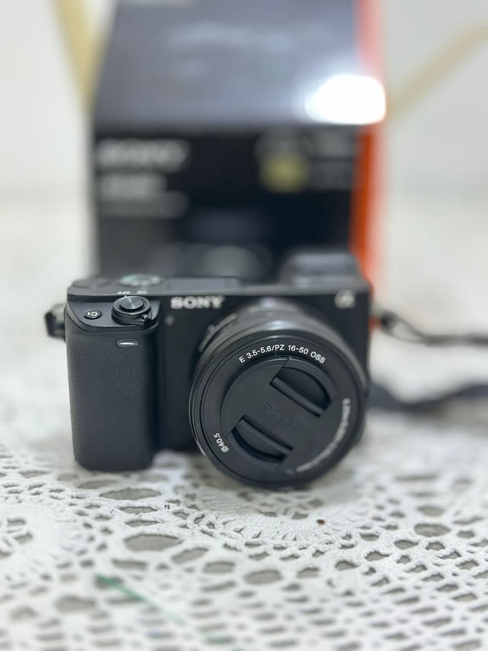 كاميرا sony 6400 الخيار الأمثل لصنّاع المحتوى, اليوتيوبرز، والمصورين الطموحين كاميرا تقدم أداء احترافي يناسب تصوير الأشخاص، المناسبات، السفر، الفلوكات ، والبورتريه .

المواصفات والمميزات: 
جودة صور وفيديو عالية بدقة 24.2MP و4K.  
تركيز تلقائي سريع وممتاز حتى للحركة.  
شاشة مائلة 180° للفلوك والتصوير الذاتي.  
سهلة الاستخدام حتى للمبتدئين والمتقدمين.  
أداء قوي في الإضاءة الضعيفة.
مثالية للتصوير الإعلاني وصناعة المحتوى. 

الملحقات:
عدسة ال 16-50 
وملحقات الكرتون كاملة مع جميع الإكسسوارات الأصلية 
 +بطاريتان مع شاحن
السعر :850 ألف وبيها مجال بسيط.
المكان : النجف فقط
التواصل عبر الواتساب او الاتصال :***********
