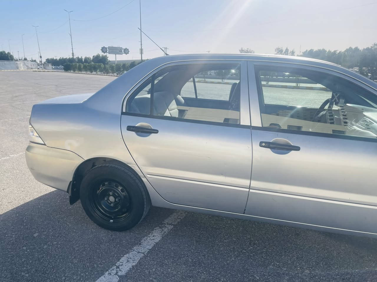 السلام عليكم لانسر 2010مكفوله بيها طخه بسيطه بلجاملغ الخلفي جوه قبق البانزين ومصبوغ فقط السياره ع وضع الشركه والسياره ممتعوبه ع ايد وحده ومالت. بيت السياره جاهزه من كلشي حداده امامي وخلفي كله جديد تخم تاير. باتري جديد تبريد ثلج كير  خير. من الله مكينه. بيه. خط بخار من 2010ممفتوح بيه شي 
سعرها 76وبيه مجال 
*********** مكاني. نجف السياره بسمي
