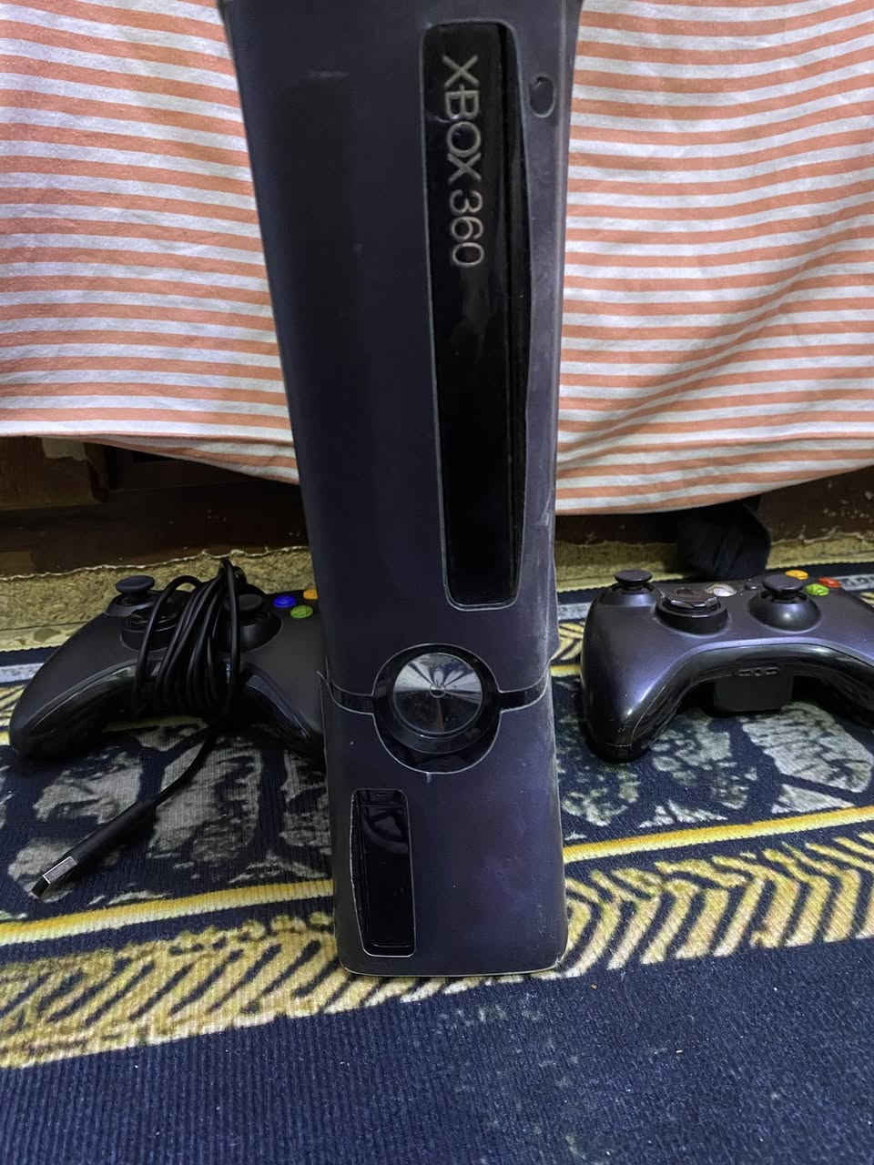 السلام عليكم جهاز إكس بوكس 360 ‏كلش نضيف والكارتون موجود جوستكين  بي 130لعبه سعره120بي مجال بسيط ***********
