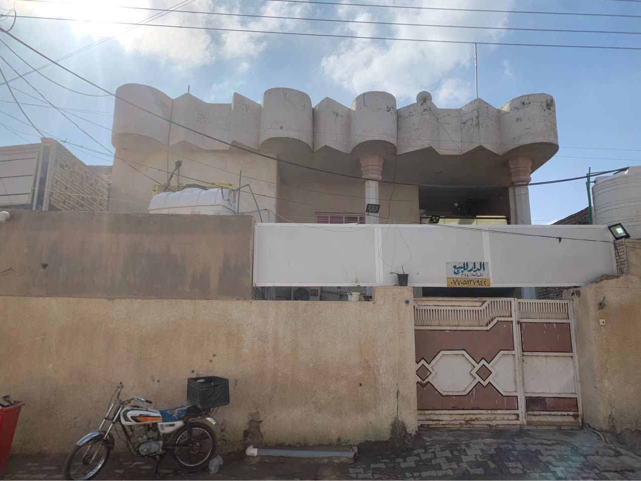 السلام عليكم بيت للبيع منطقة الشيشان الثانيه خلف العلوة الجديده بفرعين مساحة البيت 240 متر يحتوي على 4 غرف ومطبخ خارجي وستقبال وصاله فوق كبيره ومطبخ وصحيات وصاله جوه كبيره للاستفسار اكثر الاتصال عالرقم *********** عمارة, ميسان
