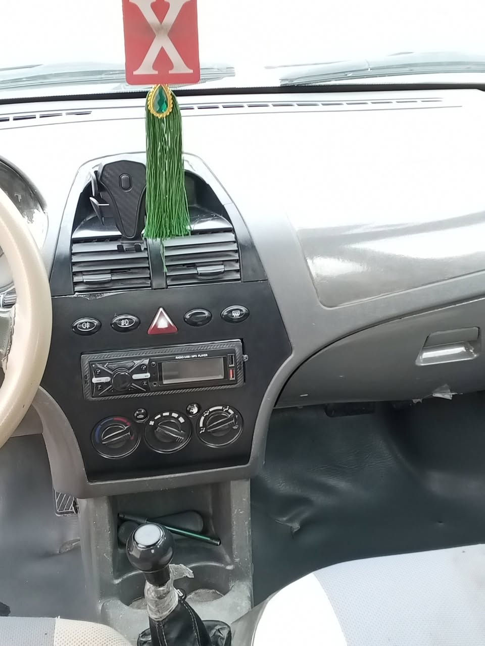 سلام عليكم ورحمة الله وبركاته
سيارة طيبة موديل 2015سيارة جاهزة من كلشي عوزها بس ترتيبات بسيطة 
وسيارة بيها خيط بخار 
حدادية فول 
مشط استيرن جديد 
تخم تاير جديد
دوشمة حلوة
لايت زنون
سيارة مكفولة من ضربة بيها بس رصعة بل هلال الايمن
السعر 32وبيها مجال 
العنوان بغداد النهروان
الرقم.. ***********
