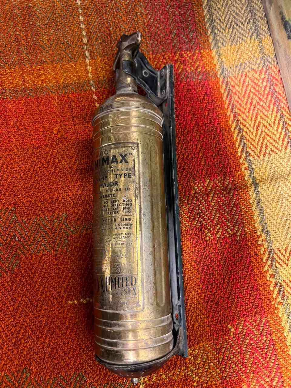 طفاية حريق نحاس انكليزي سنة 1961 قديمة
نظافة 100% القياس 37 سم 
الوزن 1604 كيلو 
واتساب ***********
