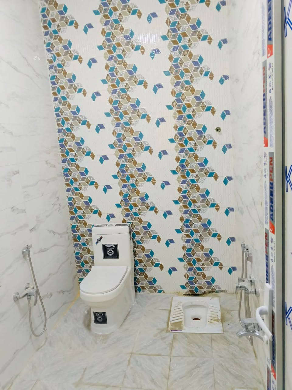 دار للبيع بالنداء شارع قنبر يبعد عن شارع قنبر 20 متر مساحة البيت 200 متر طابقين سعر 195 مع المجال رقم الهاتف واتساب ***********
