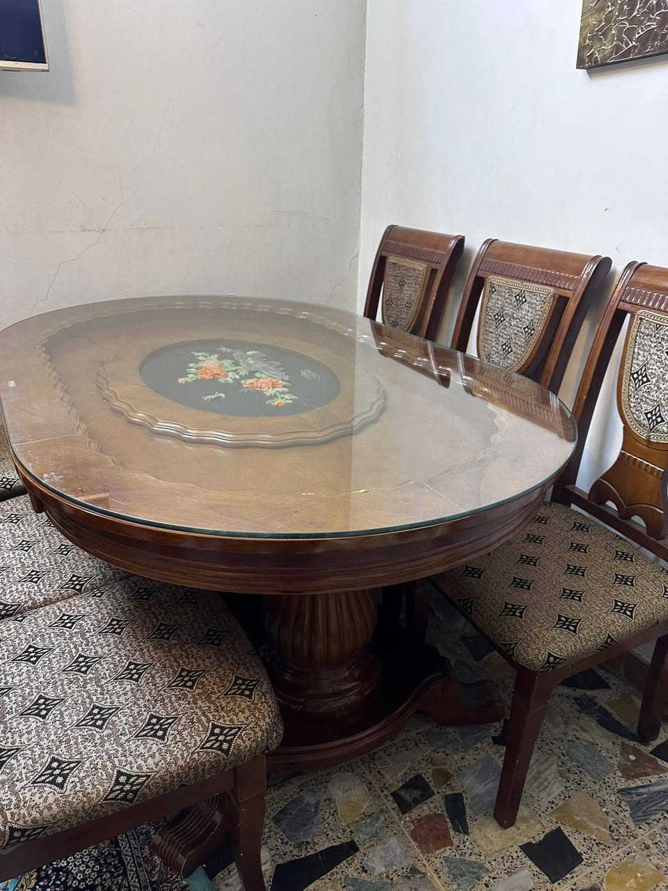 ميز طعام مع ٦ كراسي للبيع  السعر ٥٠٠
***********
