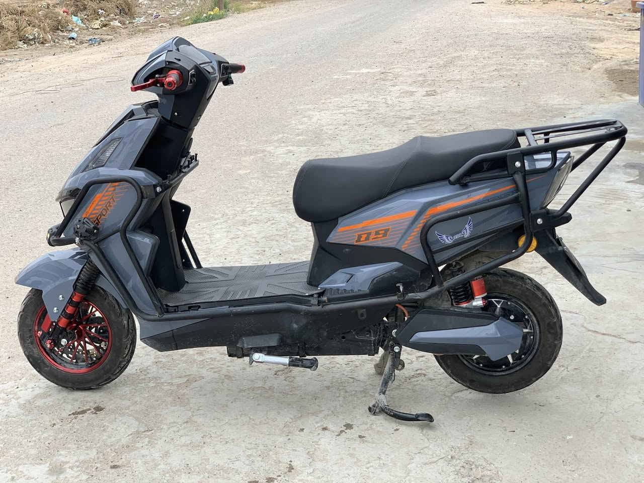 دراجه سكنس فحل شحن
تجي بصمتين وتشغيل عن بعد بيها درع وصندوك بس صندوك مشاده 
دراجه سرعتها حقيقيه 65
تمشيك 40كيلو تجي ٦ بطاريات
دراجه نضيفه مصارلي هواي من مشتريها ممستخدمها هواي 
سعر 775الف وبيها مجال شويه حك جيه مكاني بغداد دوره 
***********
