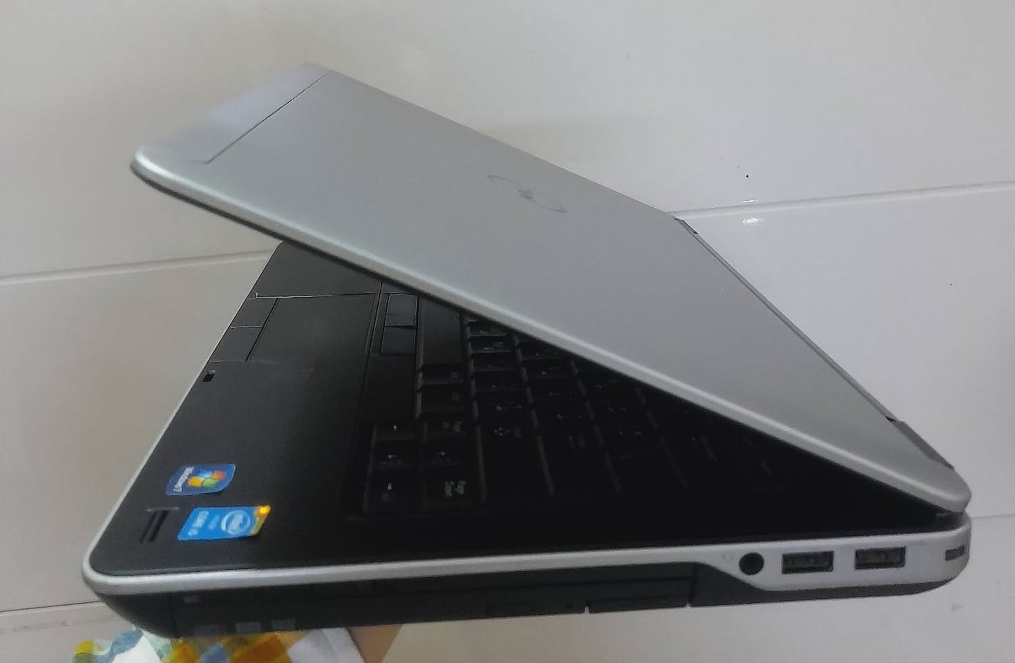 السلام عليكم
لابتوب نوع دل لا تيديود e6440

المعالج 15 جيل رابع

الرام : 8G DDR3

سعه التخزين : فائق السرعة اس اس دي 256 SSD

مواصفات الشاشه

1600 x 900 Pixel (HD)

14.1 inch" mat Display

حجم شاشة ١٤.١ انج)

كرت شاشه : 4600 intel HD ( ٤ كيكا داخلي )

البطاريه اصلية مع الضمان

مخرج hdmi

كاميرا

mic

مخارج USB

مخرج Vga

السعر مناسب 
للتواصل/  0‎7719438618


**إذا كنت صاحب هذا الإعلان وتريد حذفه لأي سبب، رجاءا أرسل رسالة إلى الدعم الفني**
