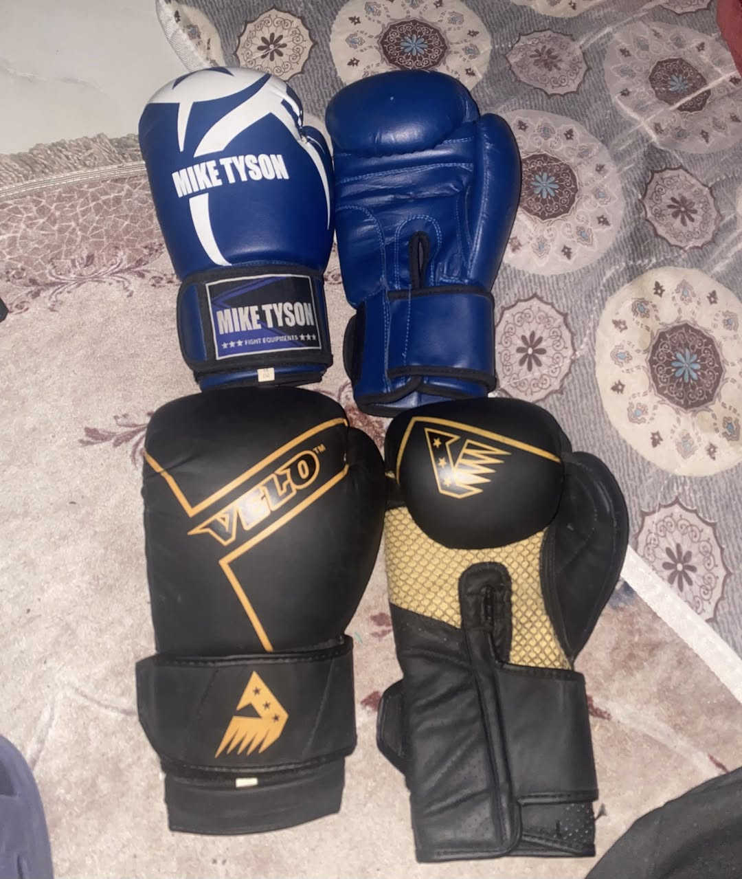 كيس ملاكمه سعره 45
كفوف السود ب30 بعدهم جدد اصلي باكستاني
الكفوف الزرق ب20 بيهم شك بسيط ما ماثر ولا مبين مثل ما موضح بالصور 
مكاني بصرة ابو الخصيب ابو الجوزي 
***********
