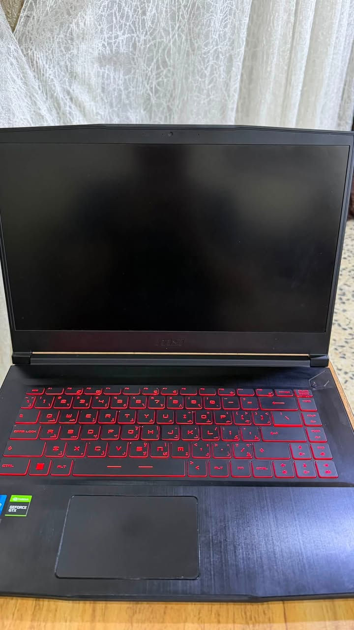 السلام عليكم
للبيع لابتوب MSI GF63 Thin 11SC بحالة ممتازة 🔥

💻 المواصفات:

* الموديل: MSI GF63 Thin 11SC

* المعالج: Intel Core i5-11400H (جيل 11) – 6 Cores / 12 Threads – حتى 4.5GHz

* كرت الشاشة: NVIDIA GeForce GTX 1650 Max-Q 4GB GDDR6

* الكرت المدمج: Intel UHD Graphics

* الرام: 16GB DDR4 3200MHz (Dual Channel)

* التخزين: 512GB NVMe SSD (Micron 2400)

* الشاشة: 15.6” Full HD (1920×1080)

* نظام التشغيل: Windows 11 الاصلي

✅ مناسب للألعاب، الدراسة، البرمجة، التصميم، والمونتاج.

✅ يشغل GTA V، EA FC 26، Valorant، CS2، Fortnite وغيرها بأداء ممتاز.

📦 الحالة: مستخدم استعمال شخصي وبحالة ممتازة.

🔌 الشاحن الأصلي موجود.

💰 السعر المطلوب: 650,000 الف وبيها مجال بسيط


**إذا كنت صاحب هذا الإعلان وتريد حذفه لأي سبب، رجاءا أرسل رسالة إلى الدعم الفني**