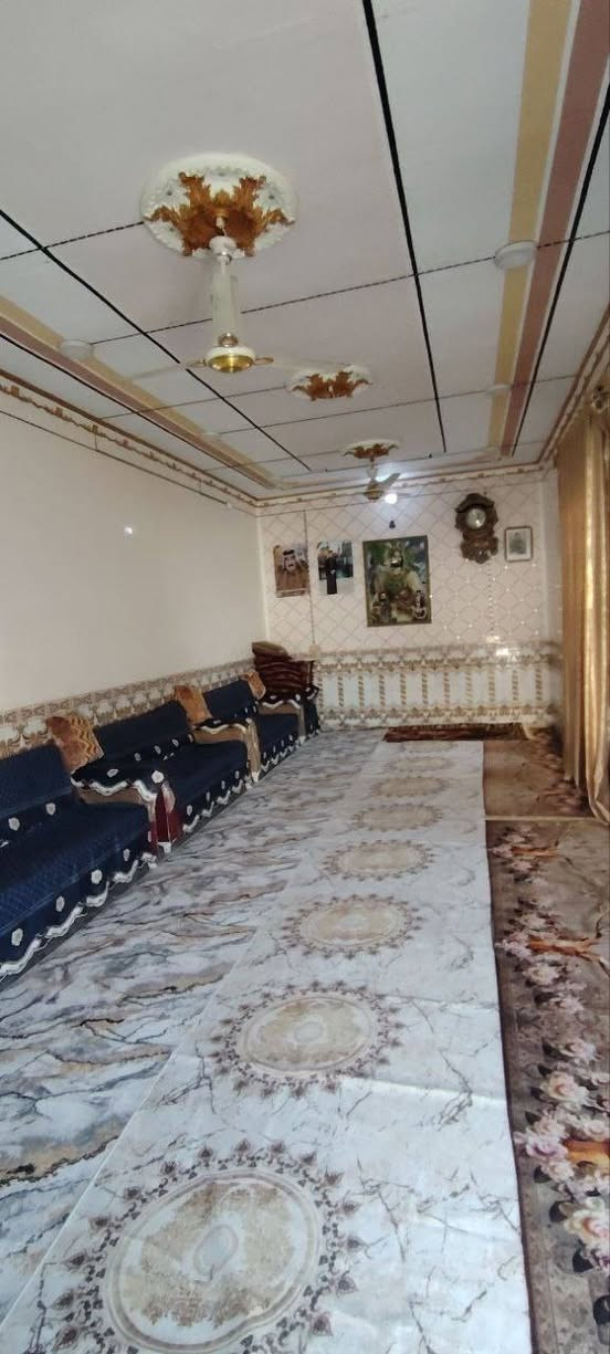 السلام عليكم بيت للبيع 350 متر يتكون من
ثلاث غرف 
استقبال 15 م
براني 11 م
مطبخ حار وبارد 
حديقه 
منور 
صحيات خارجيه وداخليه 
الموقع الحمزه الشرقي قرب صباح المحامي ب الجهئ اليمنه الزراعي البيت بناء ابلوك سنة 2020 *********** اللستفسار
