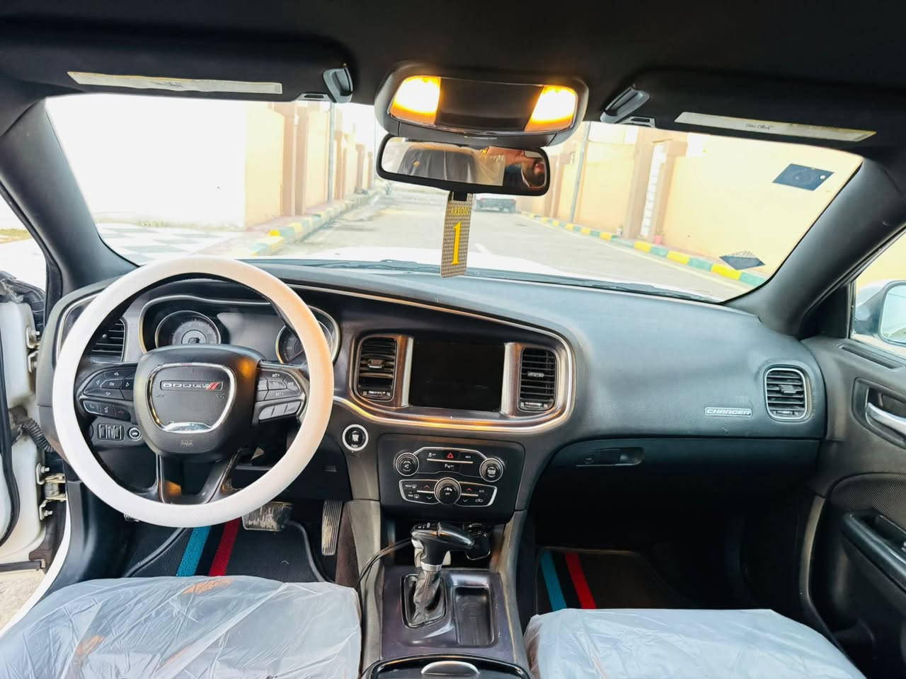 السلام عليكم
جارجر 2016 sxt 
تو  ويل اصل السياره 
كشنات جلد
كشنين كهرباء 
شاشه كبيره 
تبريد ثلج 
حداديه جديده 
تخم تاير 
كير
مكينه كفاله 
رقم بغداد ب اسمي 
جديده وجاهزه مال جناي 
ولا كلوب مشتغل بالدشبول 
صور الحادث مرفقه بالمنشور 
العنوان بابل الشوملي

السعر 162 $ وبيها مجال 

***********
