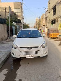 توسان 2013 رقم بغداد خليجي السيارة  محرك 2000 دوش شاشه اشاير مري الضرب...