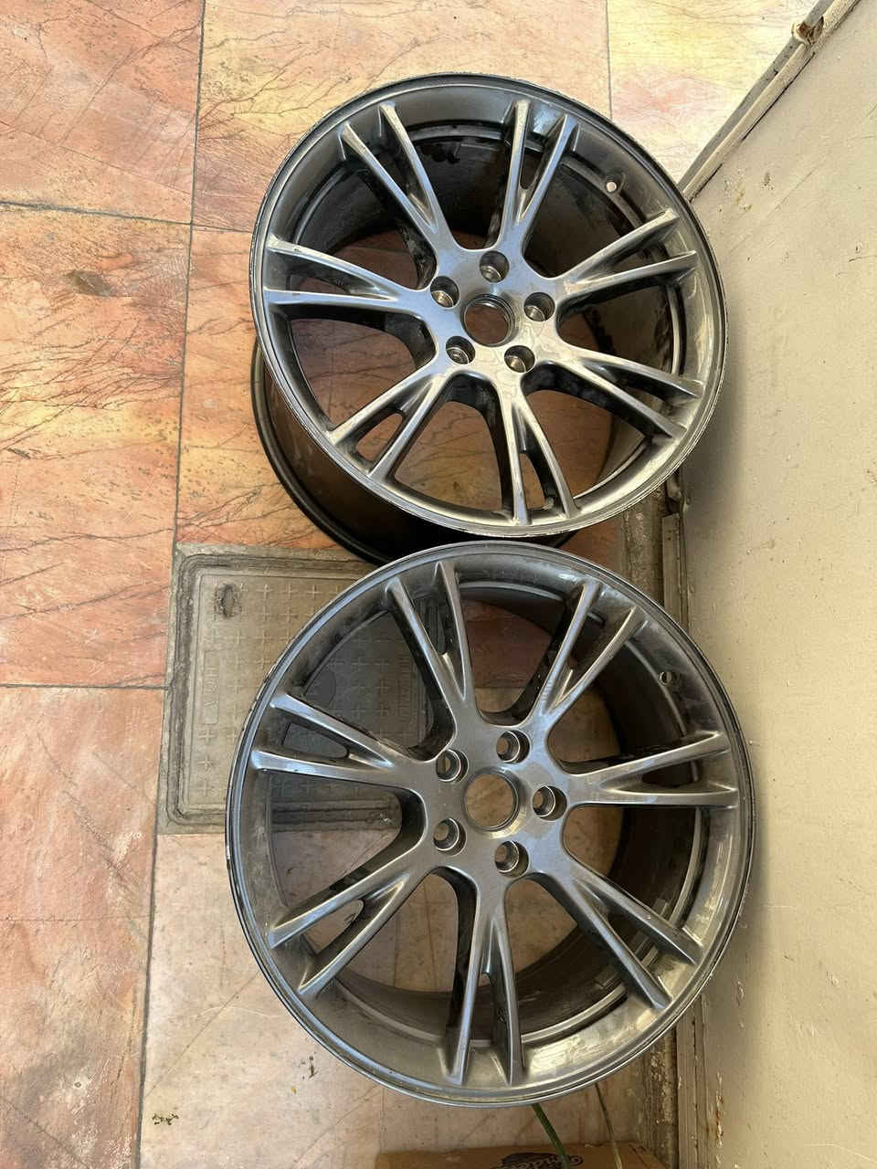 السلام عليكم 
عندي زوج وياله اصليه مال تسلا y موديل 2024
عارضهن للبيع سليمات لا ضربة ولا تصليح بيهن
سعر التك 250$ والزوج سعرهن 450$ قفل
مكاني بغداد السيدية ***********
او ***********
