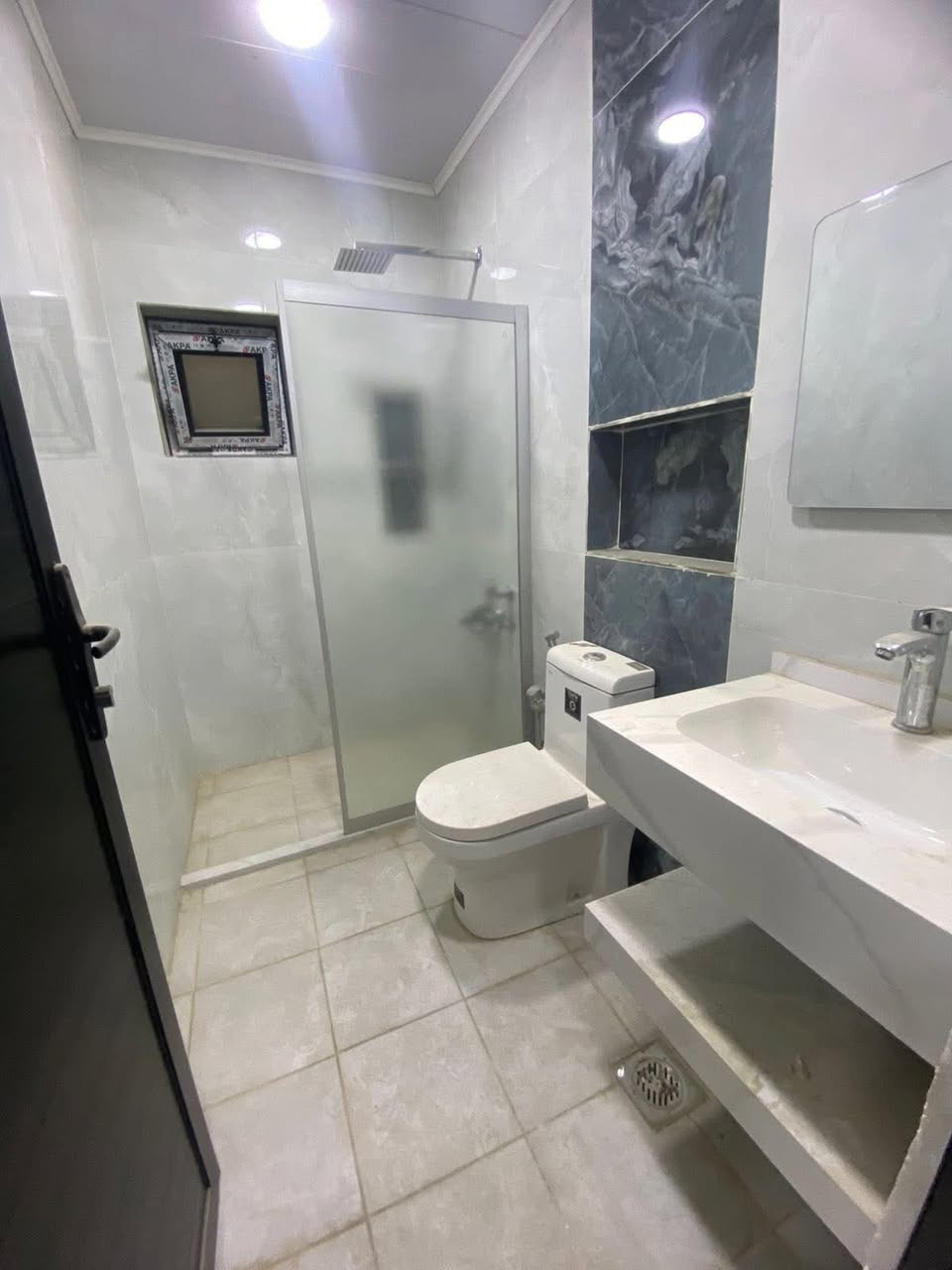 #للايجار____في____السيدية
وحدة سكنية طابق ارضي زيرو واثاث زيرو

تحتوي على ثلاث غرف نوم وصالة ومطبخ وخدمات (مؤثثة اثاث كامل)

قيمة الاجار:مليون وربع مع التأمين

للاستفسار:***********

او زيارة مكتب الفهد الهندسي للمقاولات العامة/شارع جامع الاقصى مقابل مكتبة الحكم سنتر
