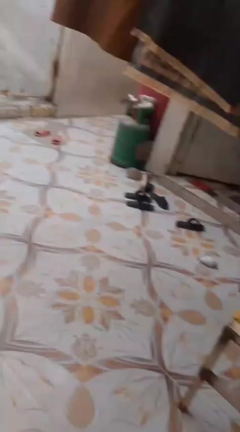 بيت للبيع شارع  ميثاق غرفتين وهول وصحيات ومطبخ وترك ورة البيت كله سراميك جداري وارضي ماعلينه لاشيله كله سراميك جداري وارضي ونضيف مرتب ولاكص الله شاهد محتاج واريد ابيع السعر 8 واتساب ***********
