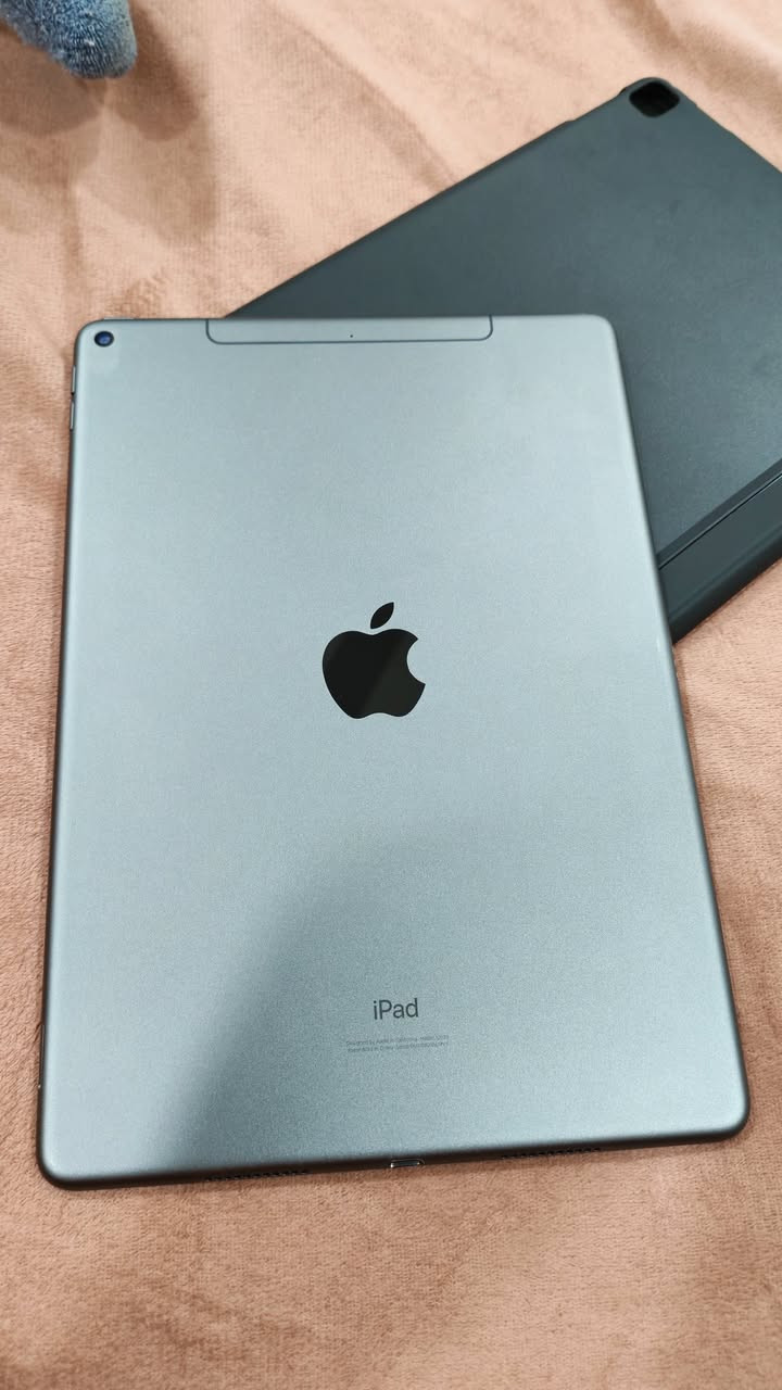 السلام عليكم ايباد اير 3 ذاكرة 64 للبيع مع شفتات ببجي مع قلم وكفرات 2 ولاصق شاشة وكيبل شحن فقط السعر 190 وبي مجال مكاني بغداد المنصور ***********
