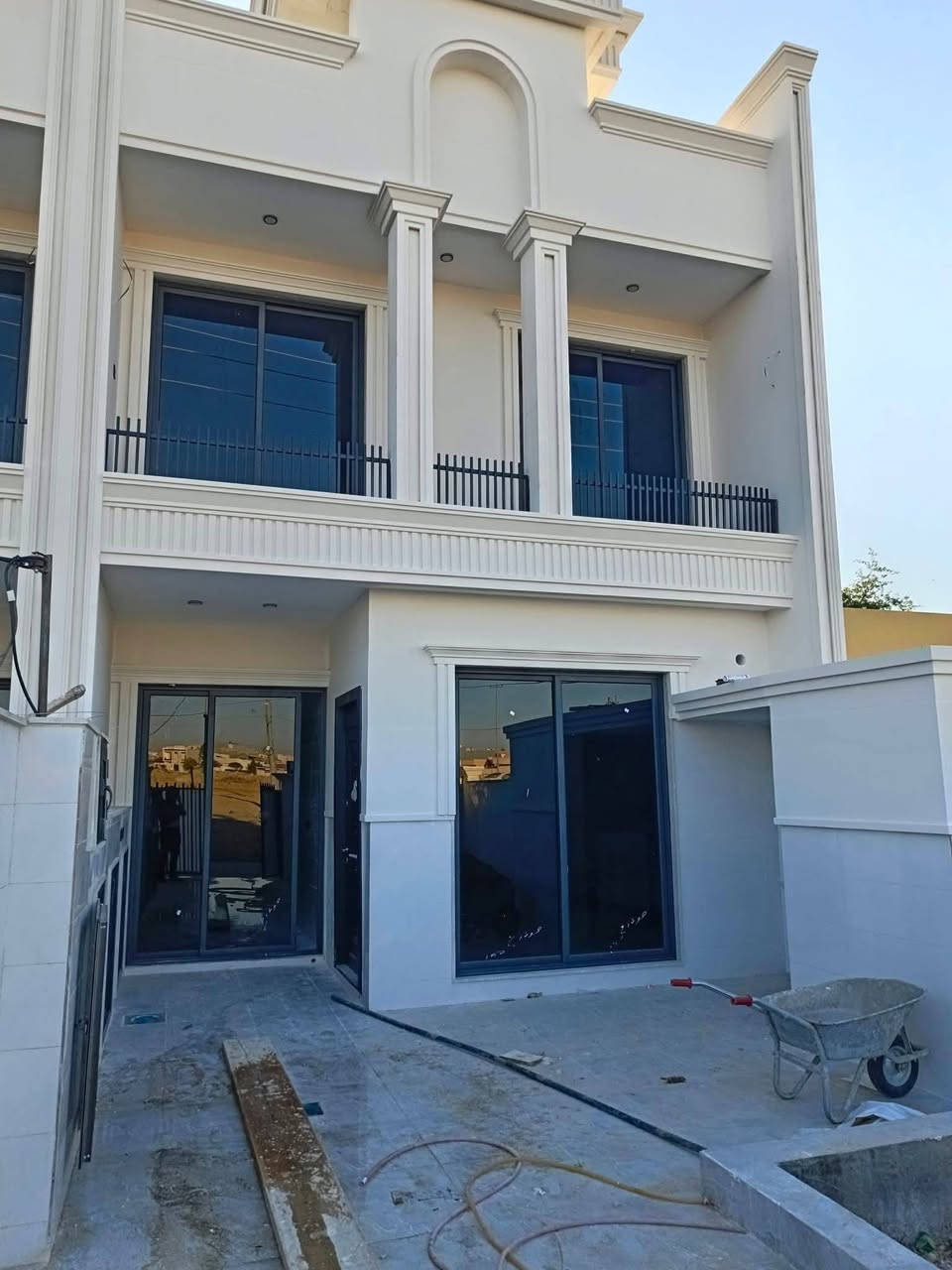 بيتين للبيع في اشتي ستي 1 
قرب سايدين لاوان  
مقابل_حديقة#
مساحة كل بيت   125 متر + حديقة داخلية
يتكون من :- طابقين طابو صرف 
الطابق الاول : استقبال + مطبخ + هول + غرفة نوم + صحيات
الطابق الثاني : 3 غرف نوم ( غرفة سويت )  + هول  
 
************************************
خانوو  فلات بۆ فرۆشتن له ئاشتى ستى 1 
#پێش_حەدیقە   
رووبەری هەر خانوویەک ١٢٥ مەتر + باخچە
پێکهاتووە لە :- دوو نھۆم
نھۆمی یەکەم  : ژووری ميوان + مطبخ + ھۆل + 1 ژووری نوستن + حمام و ئاودەست 
نھۆمی دووەم : 3 ژووری نوستن ( دانەیەکی سویتە )  + ھۆل 

***********************************
للاستفسار والمزيد من المعلومات اتصل على هذه الارقام
 - فايبر - واتساب
***********
