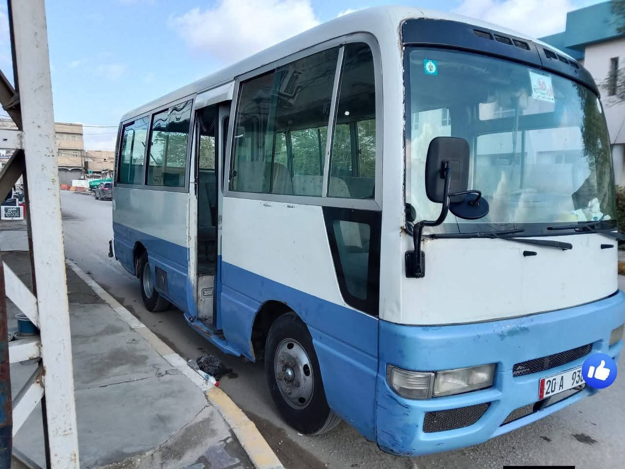 السلام عليكم كوستر نيسان للبيع 2002 مكينه كاز السياره جاهزه رقم انكليزي مكاني  بالحله ***********
