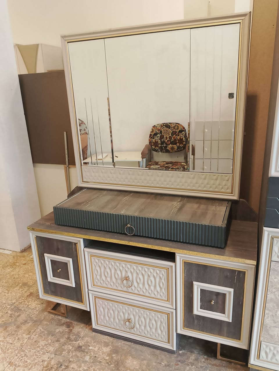 #معرض_المهندس
 
غرفه تركي 
تتكون من قنصور + ميز + تخدت مع  كومدينه عدد2 
 ((((معرض المهندس)))) موصل حي البكر سايدين القادسيه
قرب بانزيخانة ايلاف مقابل ملعب الامواج  للاستفسار الاتصال على الرقم
👈👈((***********))📞
👈👈((***********)) 📞
 او واتساب او مراسلة الصفحه
