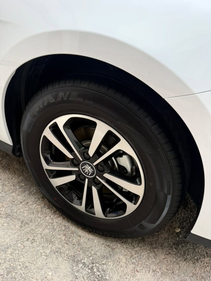 للبيع BYD QIN PLUS موديل 2025 
نسخة ويل كروم مو العادية 

السعر 19,100

ماشيه 3 الاف على المحرك والكلي ٨ الاف فقط
على وضع الشركة زيرو 
داخل زيتوني جلد. 
ارضيه دوشمة جلد. تبريد قطعتين. تشغيل عن بعد. تفويله تمشيك ٢١٠٠ كيلو 
شاشة محدثه وبرامج كاملة 
جميع الملحقات كارت + شاحنة + مثلث وفوم طوارئ 

العنوان بغداد الدورة شارع ٦٠ 
الاتصال على الرقم
 *********** يوجد واتساب

