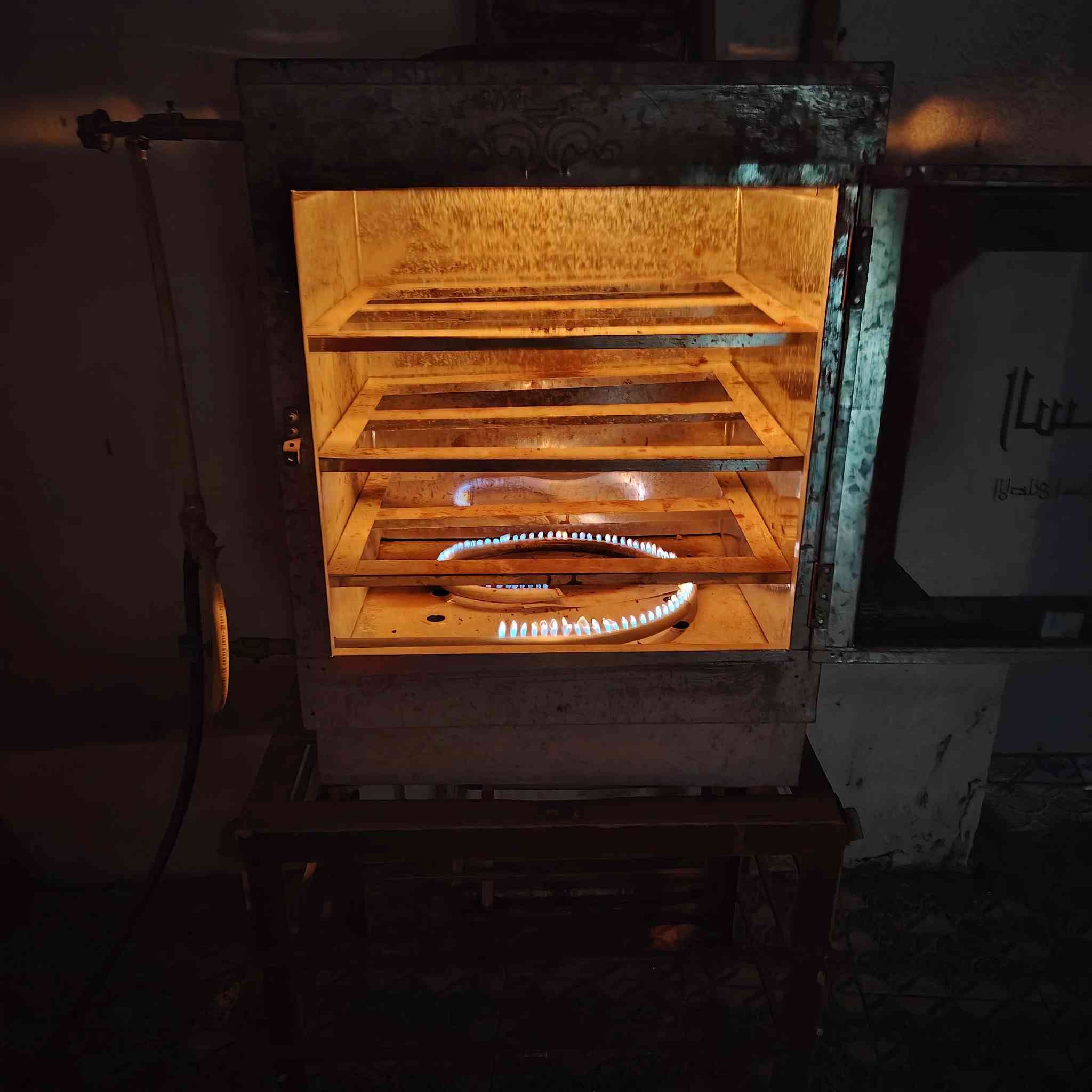 اوفن غازي ضخم استخدام قليل مع ميز للبيع الديوانيه اتصال ***********
