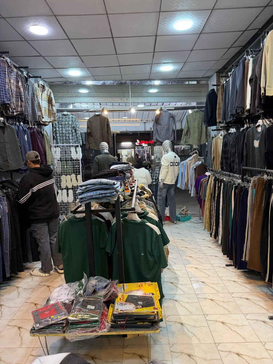 اللهم صل على محمد وال محمد
محل ملابس رجالي مرتب للبيع
الله شاهد عليه المحل شغال ودخله حلو
المحل يحتوي عله 

ملابس رجالي جديد مرتب شغله حلو
احذيه رجالي 
قماصل
بناطير 
بجايم
قمصان
بلوزات
ملابس داخليه
المحل كل شي بي اني مسوي
يعني جام خانات عدد2
ديكور محل خاص بيه
كهربائيات خاصه بيه
عماريه خاصه بيه
مبرده خاصه بيه
ماطور ماي خاص بيه
ملكانات عرض ملابس
ميز تفصال حديد تعليق ملابس
ميز كاشير
المحل معروض للبيع المحل شغال يحتاج شخص سبع يلزمه ويترحملي عله دخله والله يوفق الياخذه للاستفسار اكثر هاتف *********** كربلاء, العراق
