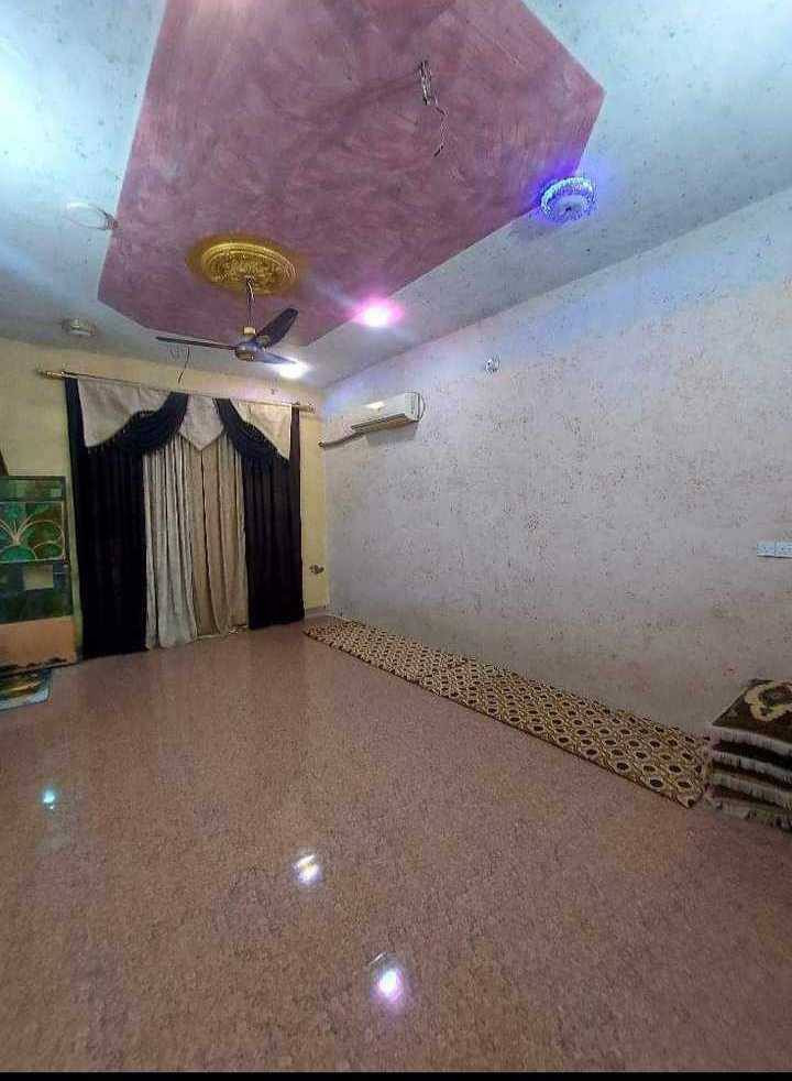 السلام عليكم بيت للبيع بحي المرور أو السعيدي مقابيل علوه المخضر قريب عل شارع كلش مساحته 180 طابو زراعي سند25 طابقين بيت كامل الطابق الجوه صاله استقبال غرفه مجمع صحيات طارمه وممر الطابق الثاني غرفتين صاله وسطح سعره 70 وبي مجال كلش قليل  خاص موجود واتصال موجود رقم موبايل ***********
