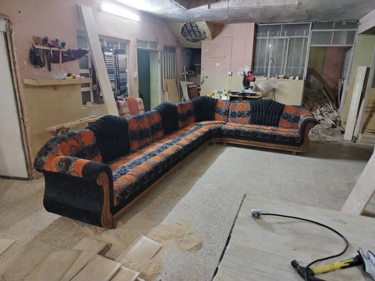 ديوان مستعمل الخشب عراقي ثقيل ٧ امتار ٤ قطع السعر ١٥٠ وبينو مجال *********** واتساب
