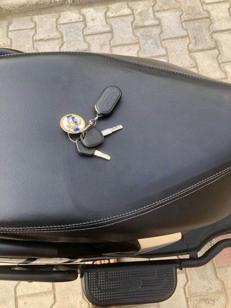 السلام عليكم
دراجة شحن ماتركس للبيع 
بصمة وسويج وتشغيل عن بعد 
نظام R 
32 امبير و72 v 
و6 بطاريات 
وملف 2000  
ومنفذ شحن USB 
گير 4 نمر 
تمشي 70 حقيقي 
تمشيك 40 كيلو بالشحنة 
استخدام 4 اشهر فقط
العنوان بغداد / الكمالية 
للاستفسار الاتصال ***********
