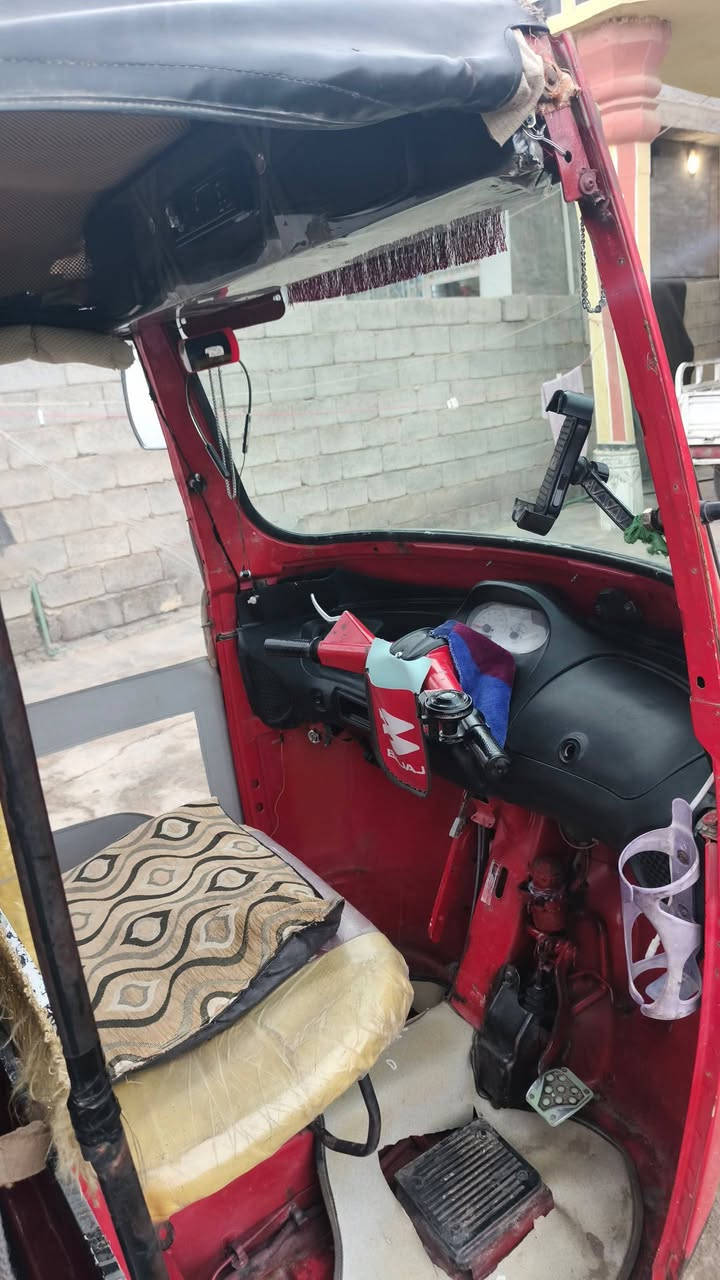 السلام عليكم عندي  تكتك للبيع بياجو اوراق المكان ديالى بلدروز سعر1500 وبيها مجال الرقم ***********
