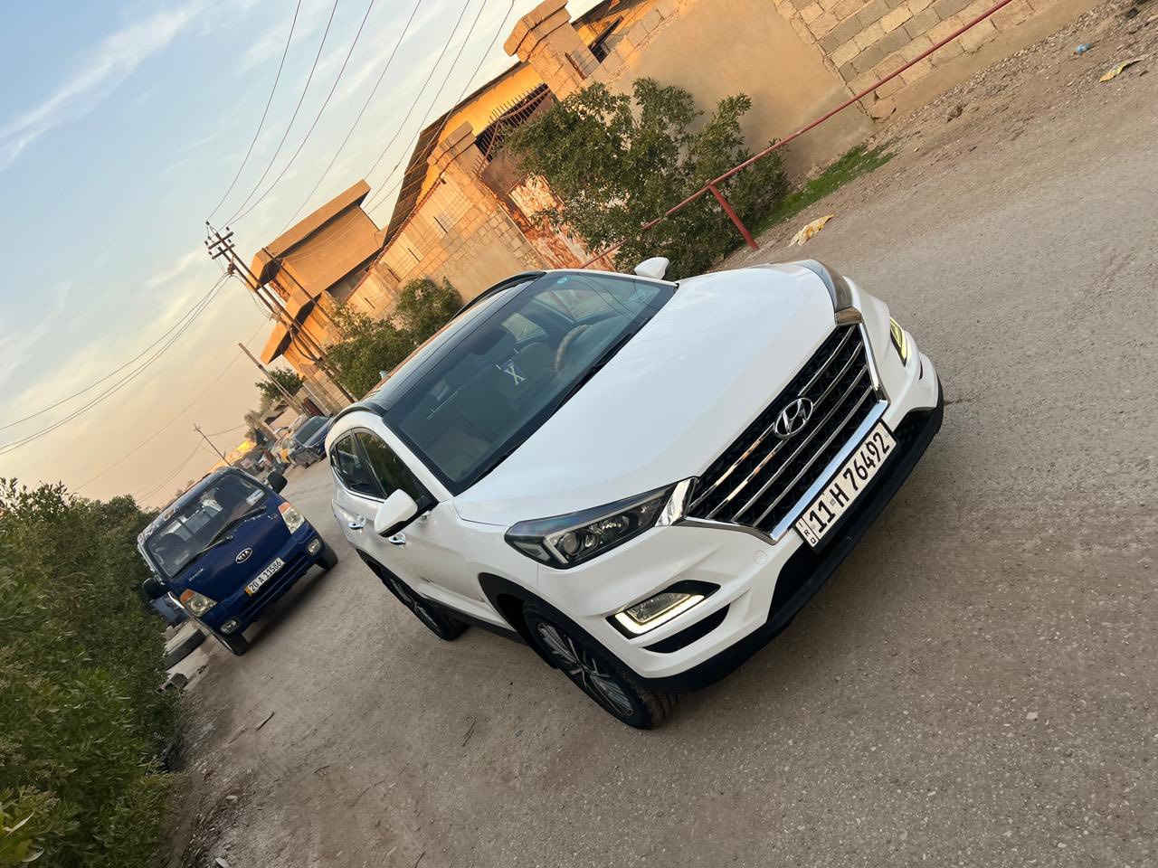 هونداي توسان خليجي 
موديل ٢٠٢٠
رقم بغداد الماني بسمي 
لون ابيض 
٤ سلندر ٥ راكب 
فوووووول مواصفات ١/١
بصمتين: تشغيل وتقفيل 
بنورمااااا طكتين جام 
بردات خلفية اصلية 
كشنات جلد اصلي لونين 
كشنات ٢ كهرباء 
تشغيل عن بعد 
شاحن وايرلس 
شاشة كبيرة اندرويد 
كامرة دوارة اصلية 
مري شفط مع القفل 
حساس امامي وخلفي 
نظام ايكو درايف 
تحكم استيرن فول 
حاكية : ابلوتوث: اوكس 
شاشة اعطال بلدشبول 
كيجات السرعة زئبقية 
جي : بي: اس: خرائط طرق 
اريل اسود طيارة
هند بريك برجل 
تبريد ابيانو لمس 
تبريد قطعتين ثلج 
لد امامي وخلفي 
لايت زنون اصلي 
اضواء ترحيب بليدات 
علامة سورنتو بلدوسة 
يدات نيكل اصلي 
اشاير بلمري 
٥ ويل كب ١٩
تخم تاير جديد لك 
ماشية ٦٠ اصلي على ايدنا 
كير ومكينة وصدر وحدادية وتبريد كفالة عامة
بدون ضربة وتبديل واشخوط وبارد وصبغ عدى اشوية صبغ براس البنيد شبرين سيارةجديدة مال شخط بدون اي ضربة
السعر ١٨٨$
***********
