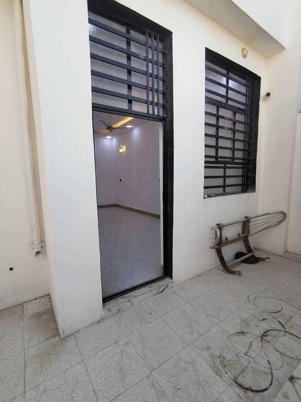 السلام عليكم دار للبيع مساحه 150 يتكون من غرفتين وصاله واستقبال ومطبخ العنوان كوفه حي ميسان شارع 60 للاستفسار اكثر الاتصال على هاي الأرقام *********** /***********
