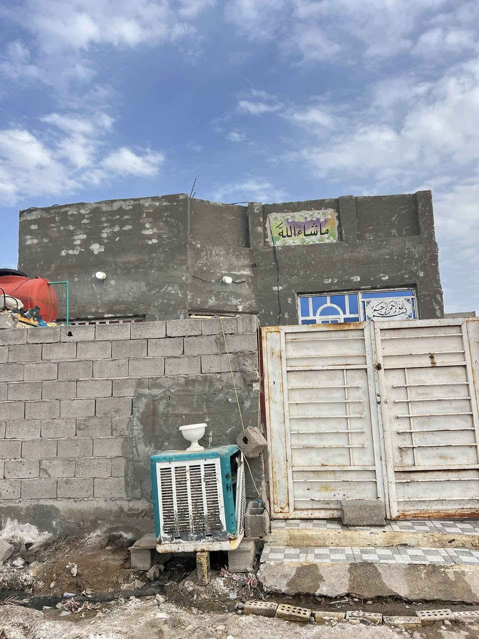 السلام عليكم بيت مساحه 150يتكون من (٤)غرف نوم ٢فوق ٢جوه صاله مطبق وستقبال وصحيات بيت جاهز ماناقص اي شي سيراميك بورسلين كهرباء و ماء وانترنيت خلف ملعب هشام يبعد عن شارع الصيني ٣٠٠متر الشارع ١٠متر  
الاستفسار. 

***********
