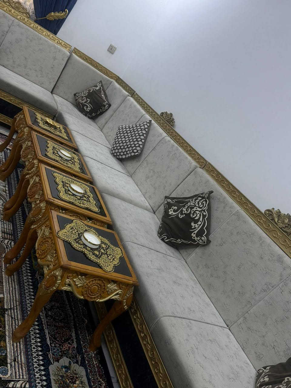 ديوان خشب بلوك جديد لبيع مع الطبلات خشب زان الاتصال على الرقم ***********
