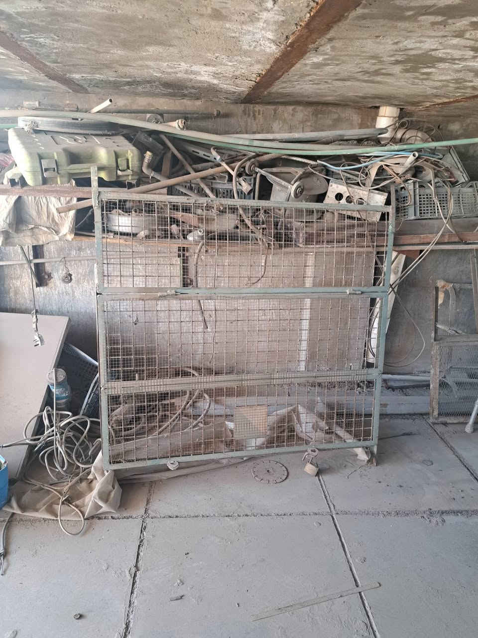 واجهات حديد وسندويج ودرج وباب تفصخ وتاخذهن  للبيع مكان بغداد
***********
