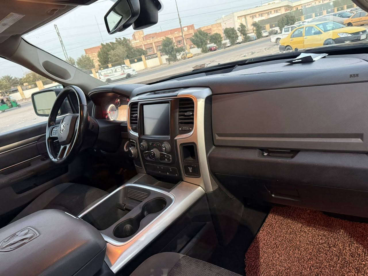 السلام عليكم للبيع او للمراوس ونطي فرق
اقره تفاصيله كامله اله تتصل 
دوج رام 2020 هيمي رقم بغداد دولي هزه وسنويه وارقام جدد باسمي قبل يومين حولته
مكينه 8 سلندر 5700 بدون دوانز
مبرمجه على بانزين عادي 
حادثه واضح بصور وسونار منشور بدون دواخل ابد 
بيه تبديل قبق جنطه وبنيد نفس لون
وحافه قماره من وره وكع عليه اعلان ع كده نصبغ 

المواصفات نص فول
باب طويل 
شاشه جبيره وكامره خلفيه دواره
شاشه عطلات 
حساسات اماميه خلفيه
كشنات كهرباء وتدفئه ستيرن تدفئه 
تو ويل 
مري شفط اشاير بلمري واناره بلمري 
قطعتين تبريد 
جامه خلفيه تنفتح كهرباء 
تشغيل عن بعد 
دوسات بلاديه 
بك لايت لد 
كزوز رياضي 
تايرات جبليه اصليه وياها تخم تاير الابلادي مالته هم انطي وياها
كير ومكينه بلاديات 
كير ومكينه وصدر وتبريد مكفولات 

سياره نقصه فقط انو تتعله شويه 
مكانه بغداد سيديه 
***********
السعر 195 وبيها مجال بسيط
