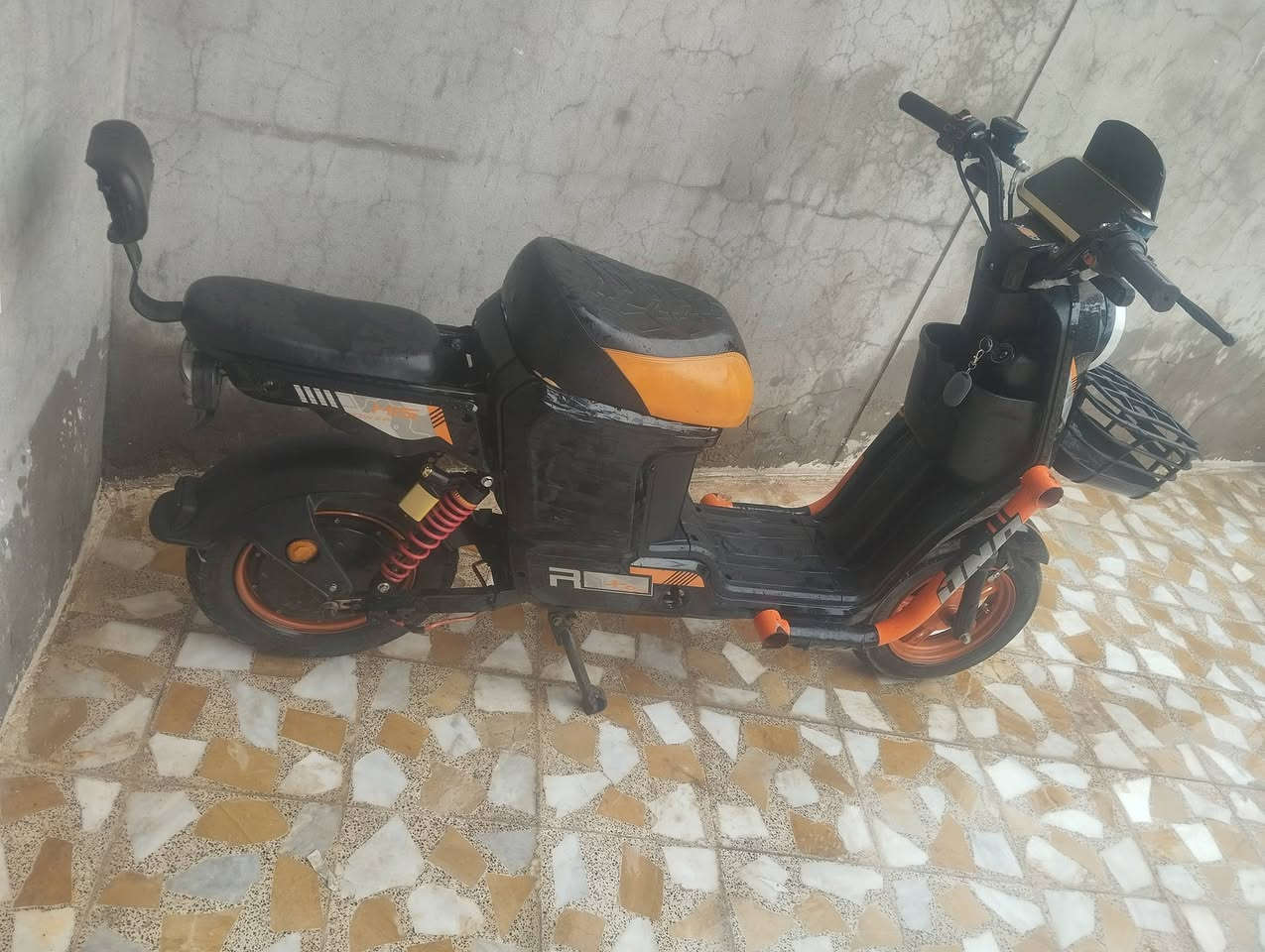 سلام عليكم.  لبيع موصفات معروفا 5 بطاريات شرط. شرط   و عل فحص نضيف انضف من الصوره.  الدرع ونضافه موضح نفس ما بل صوره
سعر 275 قفله لا تخابر وتعامل وما تجي 
***********  مكاني زيونه الي بل شلالات
