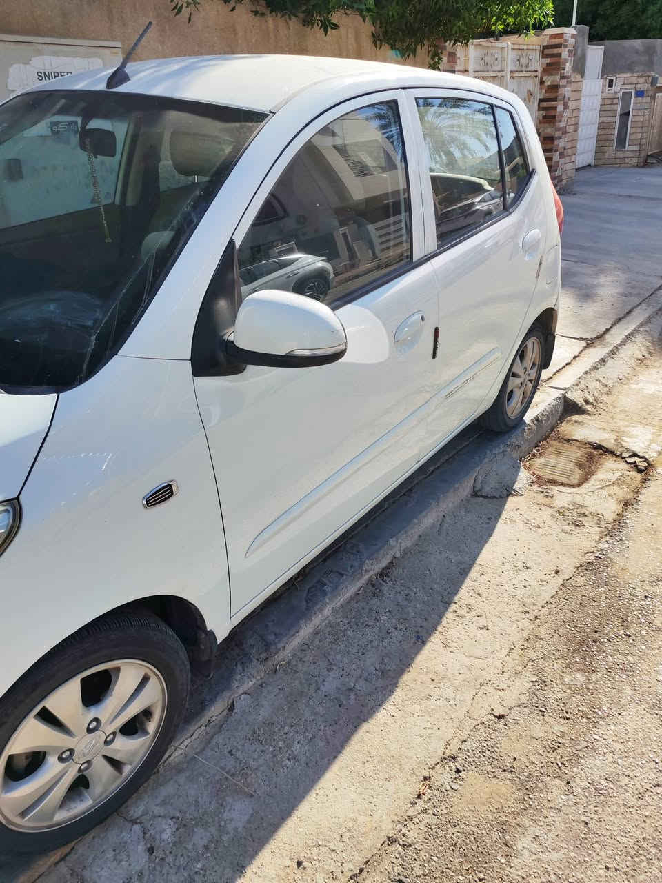 السلام عليكم هونداي i10 للبيع بيضاء موديل ٢٠١٤ نظيفه كير محرك تبريد صدر مكفولات بيه صبغ جاملغ فقط بدون دواخل ماشيه ٦٥ الف ب٨٨ ورقه وبيه مجال للاتصال ***********
