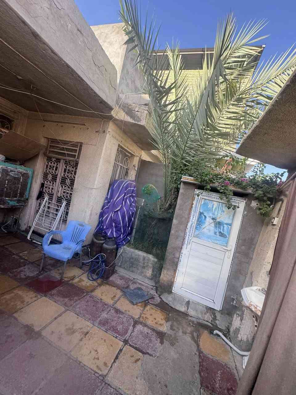 للبيع دار حي القادسيه شارع ٦ مفتوح على شارع الطياره ١٦٣م واجهه ٦ م نوص ثلاث غرف نوم وصاله واستقبال ومطبخ وطارمه قابل للسكن للاتصال *********** مجتبى معله او مراجعه مكتب ضي الحسن للعقار النجف الاشرف حي الزهراء شارع الكيات مقابل جامع الزهراء
