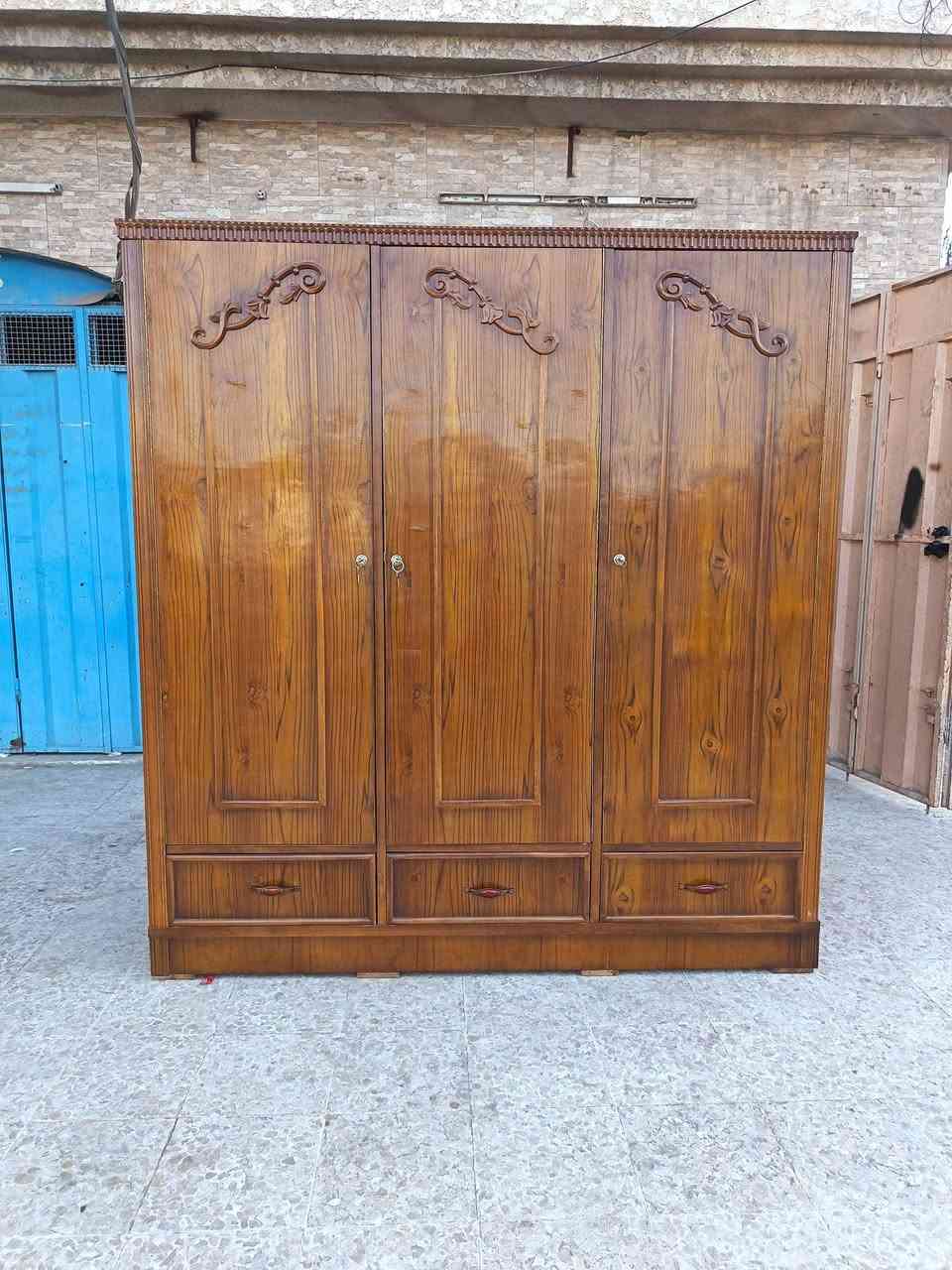 كنتور ثلاث ابواب مستعمل نقش زان صاج فصال تركي شغل عراقي كل باب حدا.
العنوان الحدباء خلف مرطبات البحرين مقابل افران زينب الرقم ***********.
