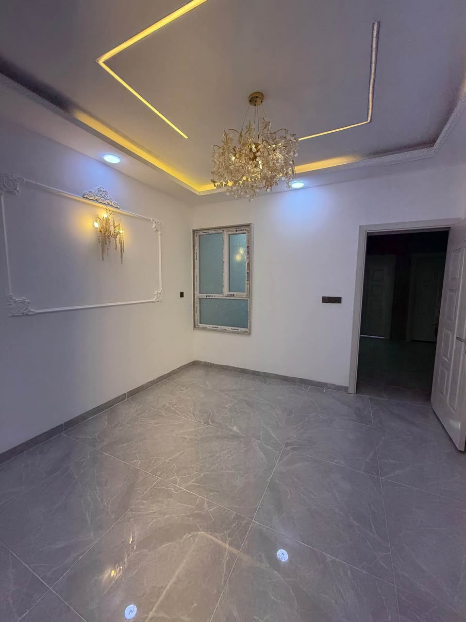 بيت طابقين للبيع فول 
حي الملايين الاولي 
قرب جامع الصواف 
مساحة ١٥٠متر واجه ٧ونص /شروق
5غرف نوم واسعات 
معرفة السعر علق بكلمة تم يصلك سعر ع خاص
الاستفساره اكثر اتصال
***********
*********** موصل, نينوى
