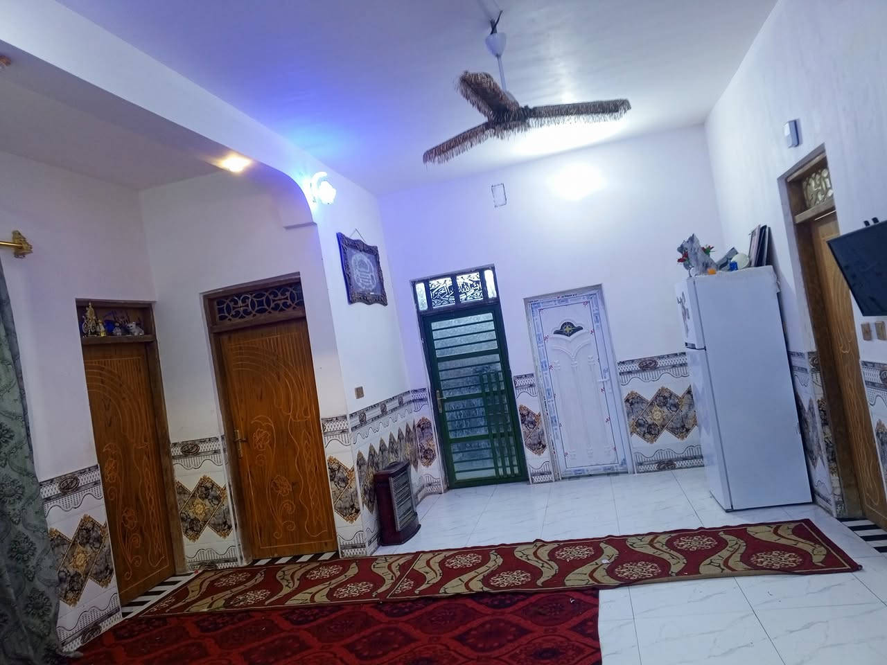 السلام عليكم 
يتوفر بيت للبيع بناء حديث
طابو زراعي عراقي سند، 25
مساحه البيت 240متر
يتوفر من ثلاث غرف موزع صاله ديوان  حديقه
الموقع ميسان طريق الحولي مقابل الالف دار 
السعر 80 مليون وقابل للتفاوض 
الاستفسار الإتصال ‏‪‏‪***********
