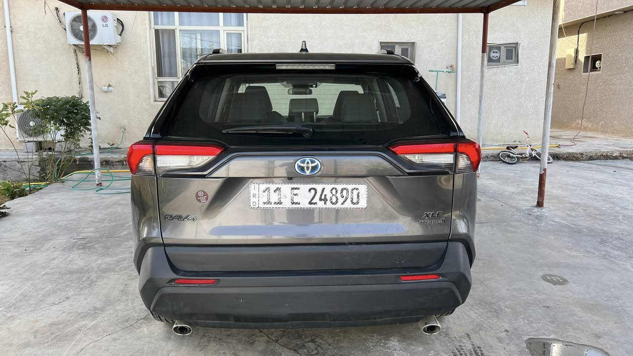 السلام عليكم : راف 4 موديل 2022 مواصفات XLE فول هايبرد ماشيه 72الف حادث بنيد وجاملغ بدون دواخل يعني قطعتين صبغ فقط سياره جديده وجاهزه بدون نقص صور الحادث بالمنشور السعر 200 مكان السيارة بغداد اليوسفية 
***********
