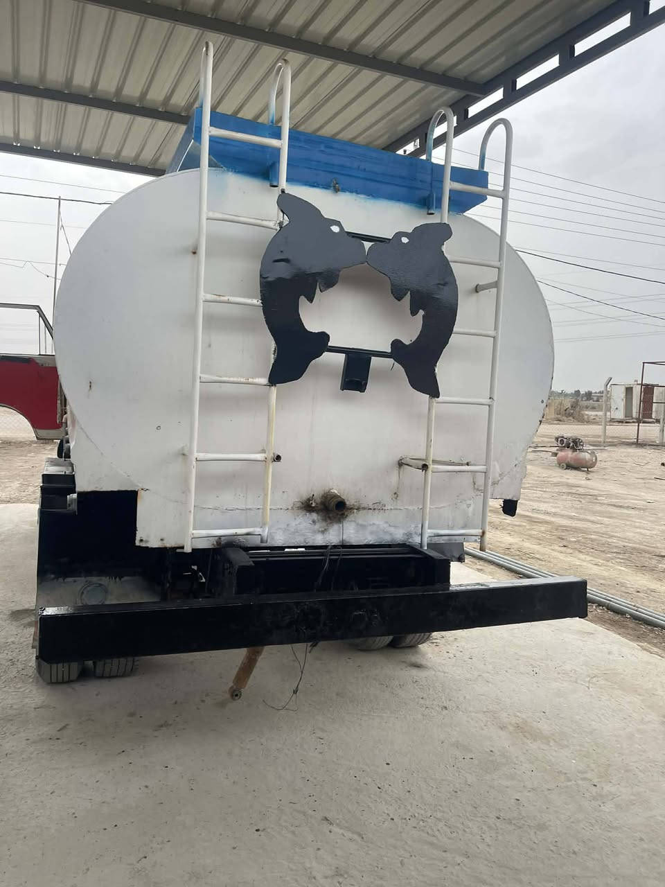 للبيع تنكرماء مان محرك وكير واكسل وفريندكسن كله البه بريك هوه  بس شاصي وقماره مان رقم بابل. تنكر حموله ٨٠٠٠لتر سعر ٤٥$ 
اي استفسار اتصال ***********
