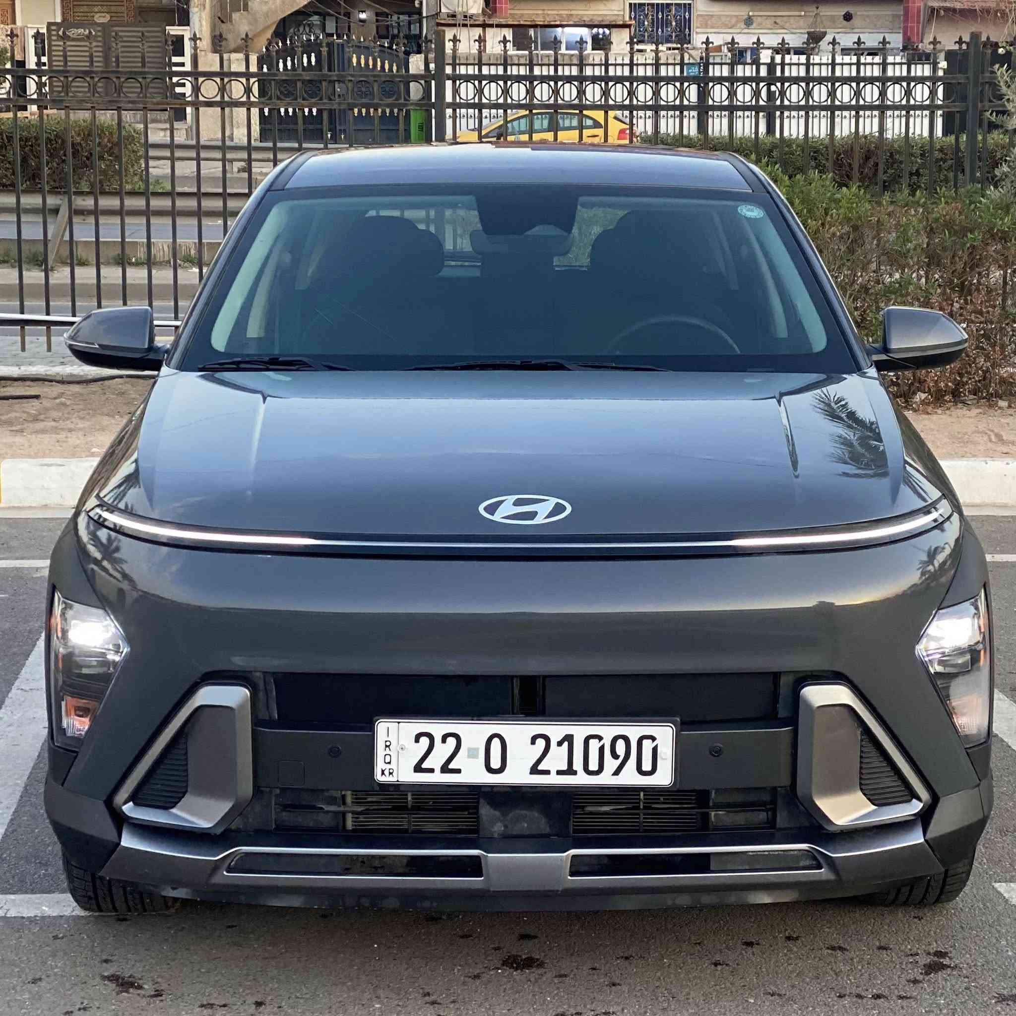 السلام عليكم : للبيع فقط
كونا : موديل ( 2024 ) 
ماشيه : 7 الف 
لون : رصاصي ( نفطي ) 
ا———————————————
حادث : طعجة بحافة البنيد 
بدنه / براكيت / راديتر / تبريد : على وضع الشركة 
رقم : اربيل / تحويل ، وكالة : موجود 
ا———————————————
مواصفات : 
بصمة / تشغيل عن بعد / شاشة كبيرة / 
عداد ديجتال متصل / رادار امامي / وجانبي / 
ويل كب / توقف ذاتي / اطفاء عند الاشارة / 
وبعد بيها مواصفات ……… 
ا———————————————
السعر : 177 وبيها مجال بسيط 
موبايل : *********** 
مكاني : بغداد
