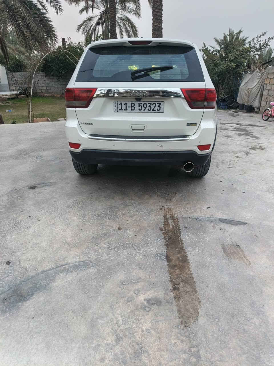 سلام عليكم للبيع جيب ٢٠١١ بيها جاملغ امامي وباب بدون دواخل مكينه فقط رواجز بيها السعر ١٣٨  ***********
