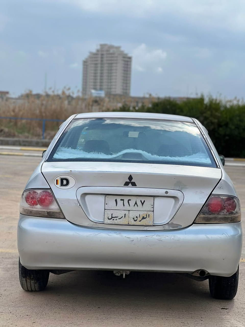 سلام و علیکم برایان 
لانسەر ٢٠٠٦ سلفەر
سەیارەکە توند و تۆرە بێ لێدرانە 
یەک دینار مەسرەفی نیە گێر تۆماتیکی مەکینە گەورەیە 
٣ پارچەی بەس کاڵ بوویتەوە بە شەرتی فەحس و دار و بەرد 
موشتەری تەلەفۆن بکە بەس رەقەم کرایتەوە 

***********
سەیارەکە لە هەولێرە زۆر خاوێن و بێ مەسرەفە أربيل, العراق
