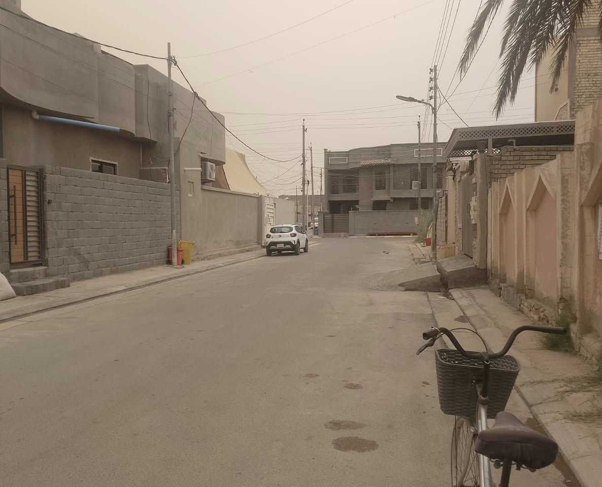 دار للبيع 🏠
📍 الموقع: الفلوجة – حي الشهداء الأولى، قرب جامع الرقيب

📋 نوع الملكية: طابو صرف (سند رسمي)

📐 المساحة: 300 م²
📏 الواجهة: 12 م
📏 النزال: 25 م
🛣️ عرض الشارع: 12 م

🏠 مواصفات الدار:

* بناء طابوق من التسعينات.
* استقبال وصالة كبيرة وصالة صغيرة.
* غرفتين نوم في الطابق الأول.
* مطبخ حار ومطبخ بارد.
* حمام سيراميك.
* منوران كبيران.
* صحيات داخلية وخارجية.
* غرفتين نوم +مخزن في الطابق الثاني.
السعر المتر (850) ألف بي مجال بسيط 
للتواصل ***********-***********
